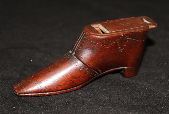 An early 19th century treen shoe snuff box, 4.5in.